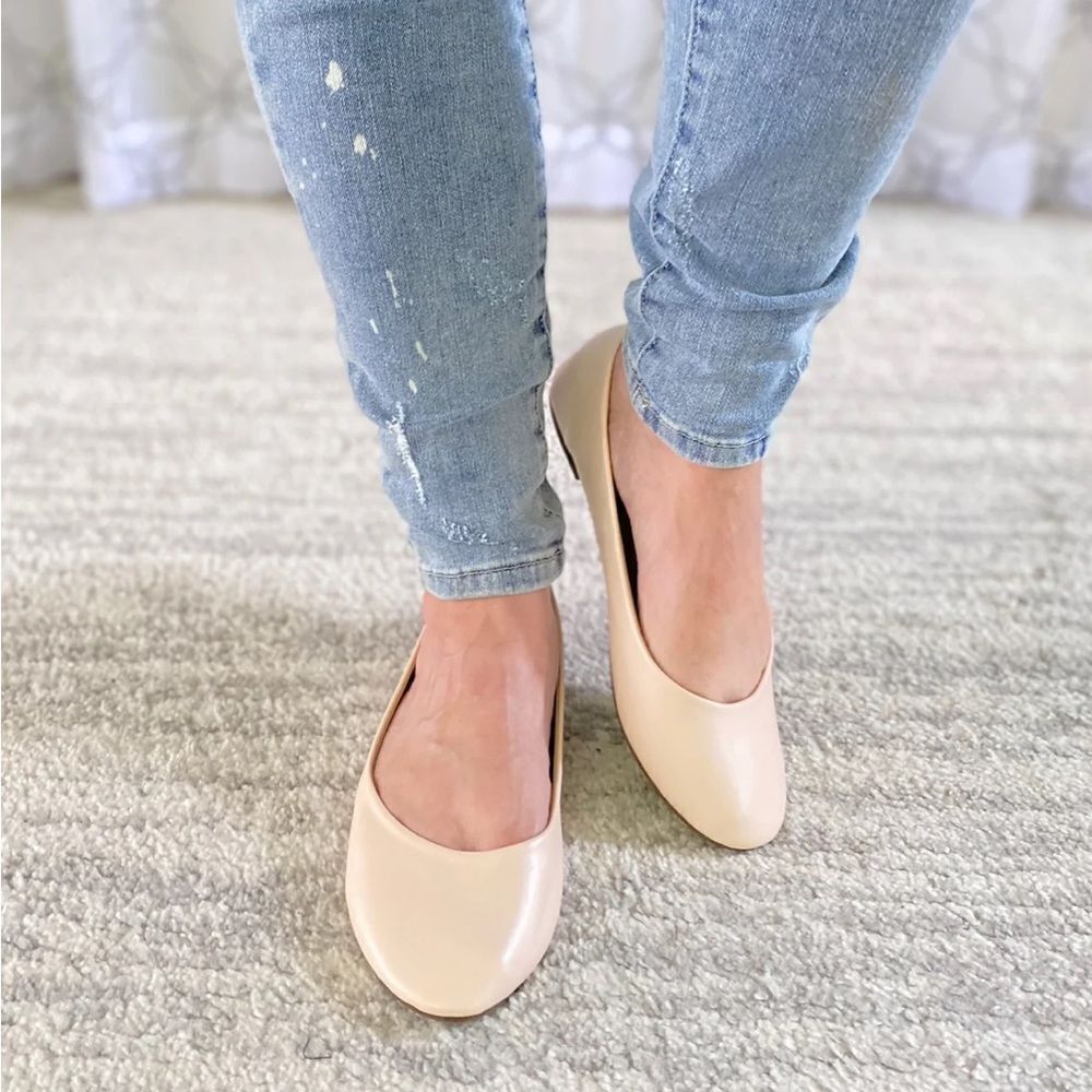 EASY SPIRITS ROUND TOE SLIP-ON WOMEN"S LEATHER FLAT SHOE